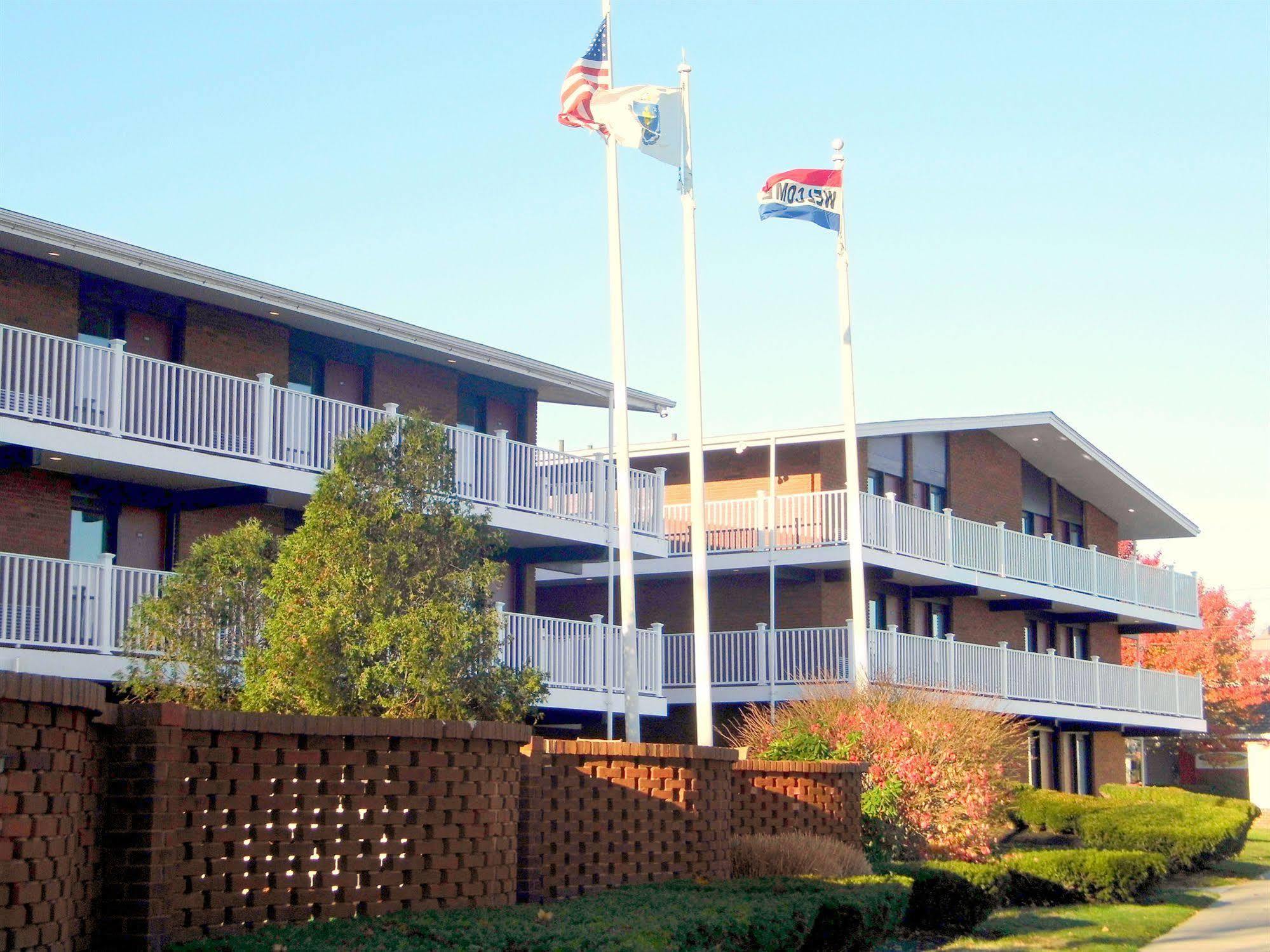 Bradford Inn And Suites Plymouth Exterior photo