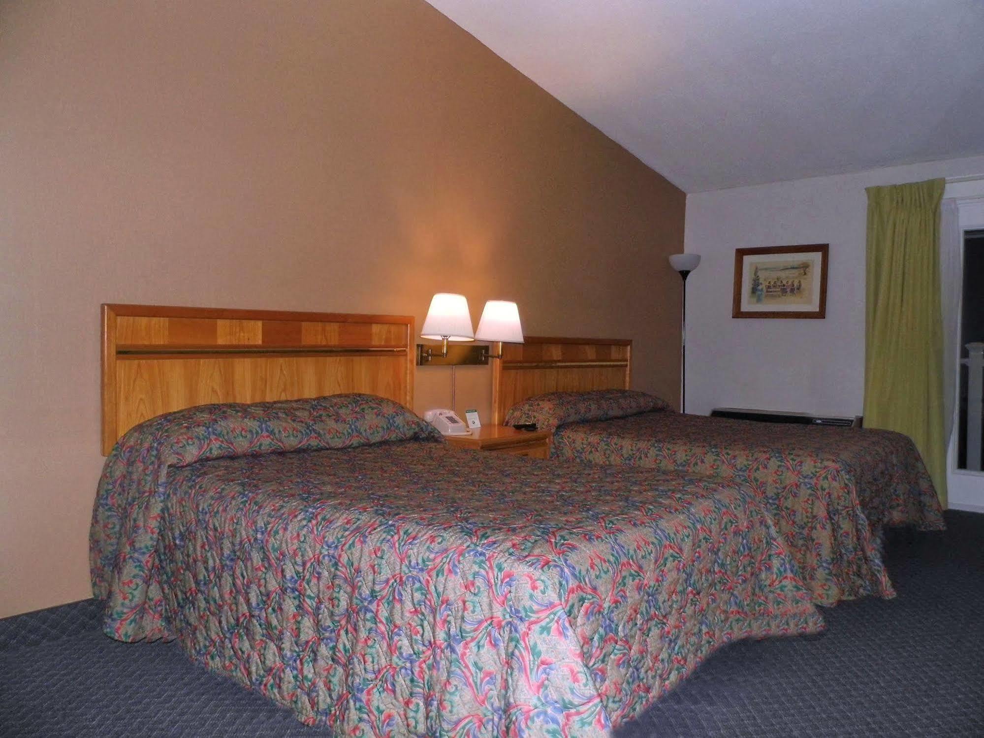 Bradford Inn And Suites Plymouth Exterior photo